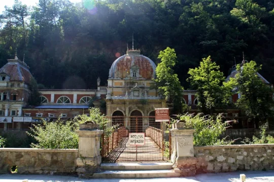 Impunătoarea statuie a lui Hercule din centrul orașului Băile Herculane