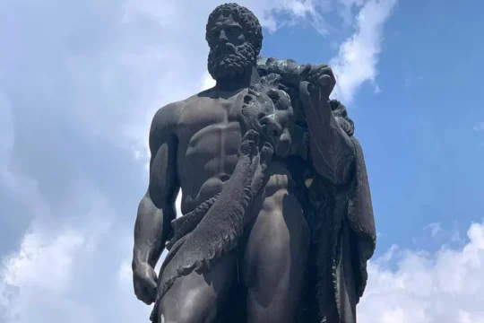 Impunătoarea statuie a lui Hercule din centrul orașului Băile Herculane