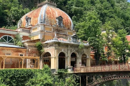 Impunătoarea statuie a lui Hercule din centrul orașului Băile Herculane