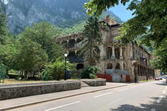 Impunătoarea statuie a lui Hercule din centrul orașului Băile Herculane